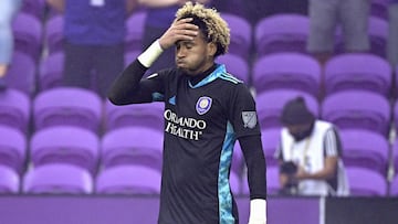 El árbitro Allen Chapman revisó en el VAR que el arquero peruano Pedro Gallese se adelantó y le sacó la segunda tarjeta amarilla, expulsandolo del duelo.