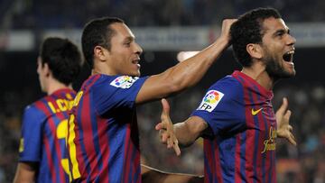 Adriano y Alves, dos exsevillistas en el Barcelona.