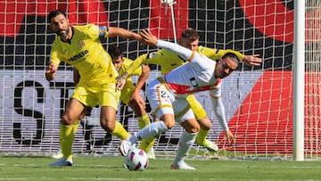 De Tomás disputa un balón con Albiol.