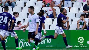 Borja Bastón celebra su gol en el Racing - Oviedo.