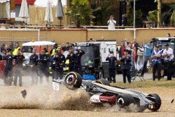 El monoplaza de Guanyu Zhou boca abajo tras el increíble accidente en Silverstone.