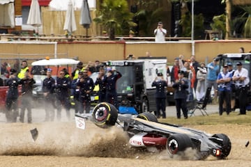 El monoplaza de Guanyu Zhou boca abajo tras el incre¨ªble accidente en Silverstone.