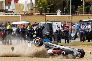 El monoplaza de Guanyu Zhou boca abajo tras el increíble accidente en Silverstone.