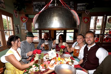Harry Kane con su mujer, Katie Goodland, Joshua Kimmich y su esposa Lina Kimmich, y Konrad Laimer con su cónyuge Ines-Sarah Laimer durante la fiesta del Oktoberfest celebrada en Múnich.