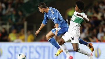 El colombiano Carlos S&aacute;nchez marcando al portugu&eacute;s Cristiano Ronaldo durante el juego entre Elche y Real Madrid por la Liga Espa&ntilde;ola