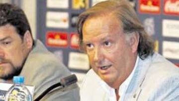 <b>EL TRIDENTE. </b>Antonio Martínez, José Luis Perelló y Sergi Alegre, en el Olímpic.