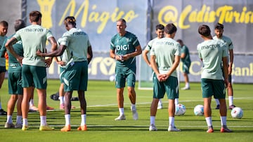Gaizka Garitano durante un entrenamiento con el Cádiz.