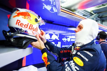 Max Verstappen preparándose antes de iniciar los primeros test de la temporada 2023. 