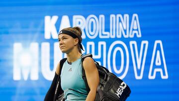 La tenista checa Karolina Muchova entra a la pista antes de su partido de semifinales ante Coco Gauff en el US Open 2023.