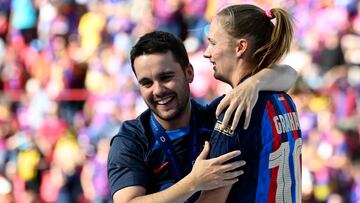 Barcelona's Norwegian midfielder Caroline Graham Hansen (R) is congratulated by Barcelona's Spanish head coach Jonatan Giraldez  after winning the UEFA Women's Champions League final football match between FC Barcelona and Wolfsburg in Philips Stadium, in Eindhoven, on June 3, 2023. (Photo by JOHN THYS / AFP)