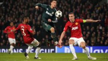 Vidic bloquea una internada de Cristiano Ronaldo anoche en Old Trafford.