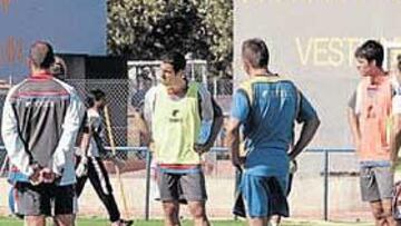 <b>MUY ATENTOS. </b>Los jugadores azulones escuchan con atención las explicaciones de su entrenador.