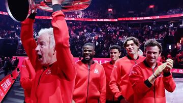 John McEnroe levanta el trofeo de la Laver Cup 2023 tras la victoria del Mundo sobre Europa en Vancouver.