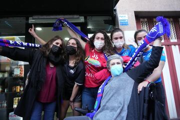 El Segundo cayó íntegramente en la localidad vizcaína de Basauri. Los vecinos, miembros del club de Balonmano Basauri, celebran el premio recibidio.