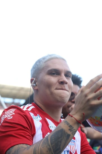 Ante más de 40 mil personas, Juan Fernando Quintero fue presentado en el estadio Metropolitano Roberto Meléndez como nuevo jugador de Junior de Barranquilla.