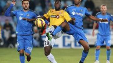 Caicedo intenta controlar entre Pedro León y Naldo.