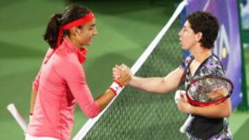 La francesa Caroline Garc&iacute;a y la espa&ntilde;ola Carla Su&aacute;rez se saludan tras finalizar el partido. 