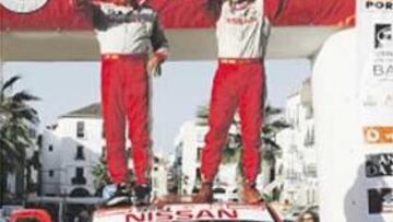 <b>PREMIO. </b>Blázquez (derecha) fue jaleado en Qatar junto a su copiloto.