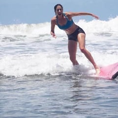Garbiñe Muguruza celebra su mejor año haciendo surf
