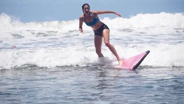 Garbi&ntilde;e Muguruza mantiene el equilibrio sobre una tabla de surf.