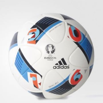 Adidas presenta 'Beau Jeu', un balón diseñado sin costuras y cumpliendo las dimensiones aprobadas por la FIFA. De superficie térmicamente sellada para una trayectoria más predecible, con un mejor toque y una menor absorción de agua. Materiales de primera calidad en la cubierta, en el refuerzo y en la cámara para ofrecer el rendimiento ideal en el campo.