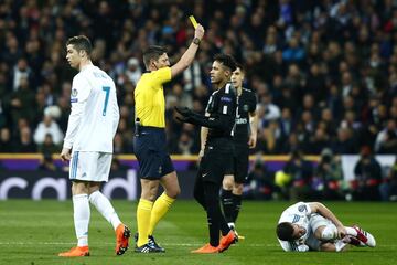 El árbitro Gianluca Rocchi enseña la cartulina amarilla Neymar por una entrada a Nacho Fernández.