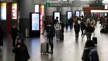 GRAF5322. MADRID (ESPA&Ntilde;A), 06/11/2020.- Viajeros en tr&aacute;nsito en la estaci&oacute;n de Atocha de Madrid, este viernes. La Comunidad de Madrid ha cerrado perimetralmente desde la medianoche de este viernes hasta el lunes 9 de noviembre incluid