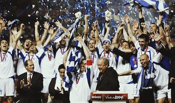 La selección griega y la portuguesa se enfrentaron en la final de la Eurocopa 2004. Disputada el 4 de julio de 2004, en el Estádio da Luz de Lisboa. Angelos Charisteas fue el héroe de la final al anotar el único gol en el minuto 57 de la segunda parte. De esta forma los griegos se coronaron por primera vez en su historia campeona de la Eurocopa. Una de las mayores sorpresas de la historia del fútbol.