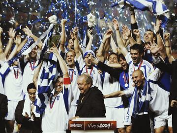 La selección griega y la prtuguesa se enfrentaron en la final de la Eurocopa 2004. Disputada el 4 de julio de 2004, en el Estádio da Luz de Lisboa. Angelos Charisteas fue el héroe de la final al anotar el único gol en el minuto 57 de la segunda parte. De esta forma los griegos se coronaron por primera vez en su historia campeona de la Eurocopa. Una de las mayores sorpresas de la historia del fútbol. 