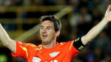 El jugador del equipo Amigos de Messi, el argentino Lionel Messi, celebra su gol ante su rival de Resto del Mundo durante un partido amistoso &#039;Batalla de las Estrellas&#039;, en el Estadio Nemesio Camacho &quot;El Camp&iacute;n&quot; de Bogot&aacute; (Colombia).