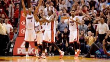 Chris Bosh y Luol Deng celebran la victoria de los Heat en Miami, que sirve para romper una racha de tres derrotas consecutivas en el American Airlines Arena.