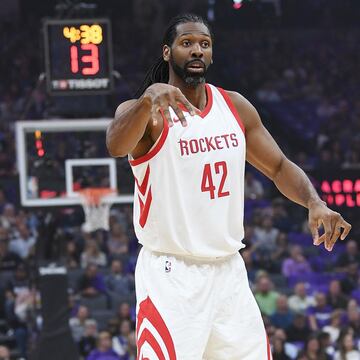 El jugador de baloncesto brasileño recibió la noticia de tener cáncer testicular en 2008. Después de pasar por el quirófano logró salir delante de la enfermedad y en este 2019 sigue su carrera con Houston Rockets.