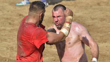 Se jugaba con dos equipos de 27 jugadores, usando ambos pies y manos. De los 27 jugadores 5 son porteros, y el objetivo del juego era sumar más puntos que el equipo rival. Para esto, se colocaba un agujero en cada lado del campo de juego, y se debía introducir la pelota en dichos agujeros, con lo cual se obtenían 2 puntos; en cambio, si se fallaba el tiro, se sumaba medio punto al equipo rival. El campo de juego era de dimensiones similares a un campo de fútbol actual, pero cubierto por arena. Cada encuentro duraba 50 minutos y era supervisado por ocho árbitros: un árbitro principal, seis jueces de línea y un maestro de campo, y el ganador era el equipo con más puntos o 'cacce'.