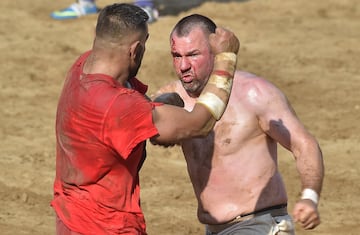 Se jugaba con dos equipos de 27 jugadores, usando ambos pies y manos. De los 27 jugadores 5 son porteros, y el objetivo del juego era sumar m¨¢s puntos que el equipo rival. Para esto, se colocaba un agujero en cada lado del campo de juego, y se deb¨ªa introducir la pelota en dichos agujeros, con lo cual se obten¨ªan 2 puntos; en cambio, si se fallaba el tiro, se sumaba medio punto al equipo rival. El campo de juego era de dimensiones similares a un campo de f¨²tbol actual, pero cubierto por arena. Cada encuentro duraba 50 minutos y era supervisado por ocho ¨¢rbitros: un ¨¢rbitro principal, seis jueces de l¨ªnea y un maestro de campo, y el ganador era el equipo con m¨¢s puntos o 'cacce'.