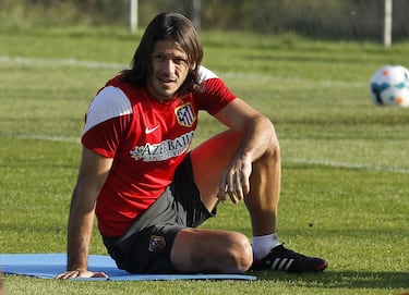 El caso del argentino es uno de los más curiosos. Firmó en 2013 por el Atlético con el beneplácito de Simeone, que veía en su compatriota un veterano fantástico para pelear el sitio con Godín y Miranda. Después de llevar a cabo la pretemporada, el Manchester City se lanzó a por su fichaje, convenciendo al jugador. El Atlético recibió a cambio a Alderweireld desde el Ajax en un traspaso cifrado en unos siete millones. 





 




 
