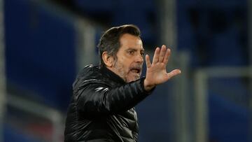 Quique dirige a su equipo en el ¨²ltimo partido ante el Valencia.