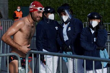 Varios trabajadores de los servicios de limpieza con mascarilla y guantes aguardan junto a uno de los participantes durante la 111º edición de la Copa Nadal.