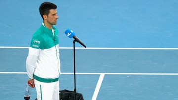 Novak Djokovic habla a pie de pista tras su triunfo sobre Zverev.