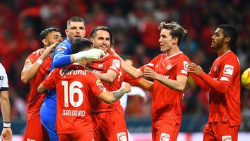 Jugadores del Toluca festejan el gol de Tiago Volpi en contra de los Pumas.