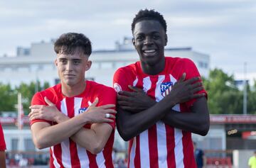 Javier Boñar y Omar Janneh celebran uno de los dos goles del punta al Levante.