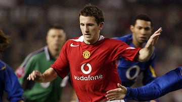 Liam Miller controla un balón ante Larsson en un partido en 2004