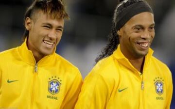 Ronaldinho al lado de Neymar