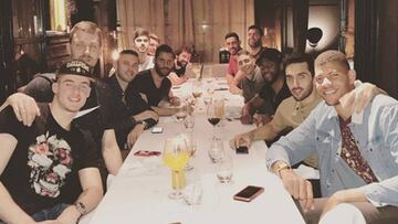 Los jugadores del Real Madrid de baloncesto celebraron la décima Euroliga comiendo tortilla y ensaladilla rusa.