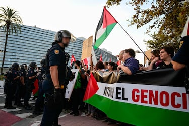 Manifestación en los alrededores del Roig Arena en favor de Palestina. Valencia y Hapoel Tel Aviv juegan el partido de la Eurolegaue de basket a puerta cerrada.