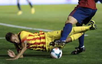 Neymar se va al suelo.