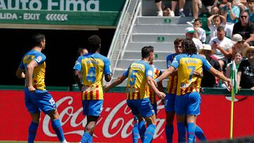 ELCHE, 23/04/2023.- Los jugadores del Valencia FC celebran el tanto del delantero brasileño Samu Lino ante el Elche durante el encuentro correspondiente a la treintava jornada de LaLiga entre el Elche y el Valencia este domingo en el estadio Martínez Valero de Elche. EFE/Manuel Lorenzo