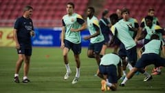 Entre acto y acto, por fin el Barcelona disputa un partido