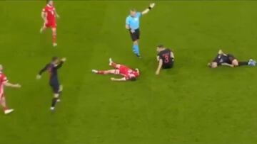 Así fue el choque que dejó a James noqueado unos minutos