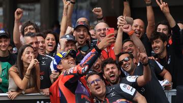 Martín celebrando la victoria de Portimao con los miembros del Prima Pramac.