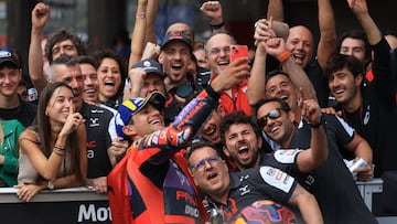 Martín celebrando la victoria de Portimao con los miembros del Prima Pramac.